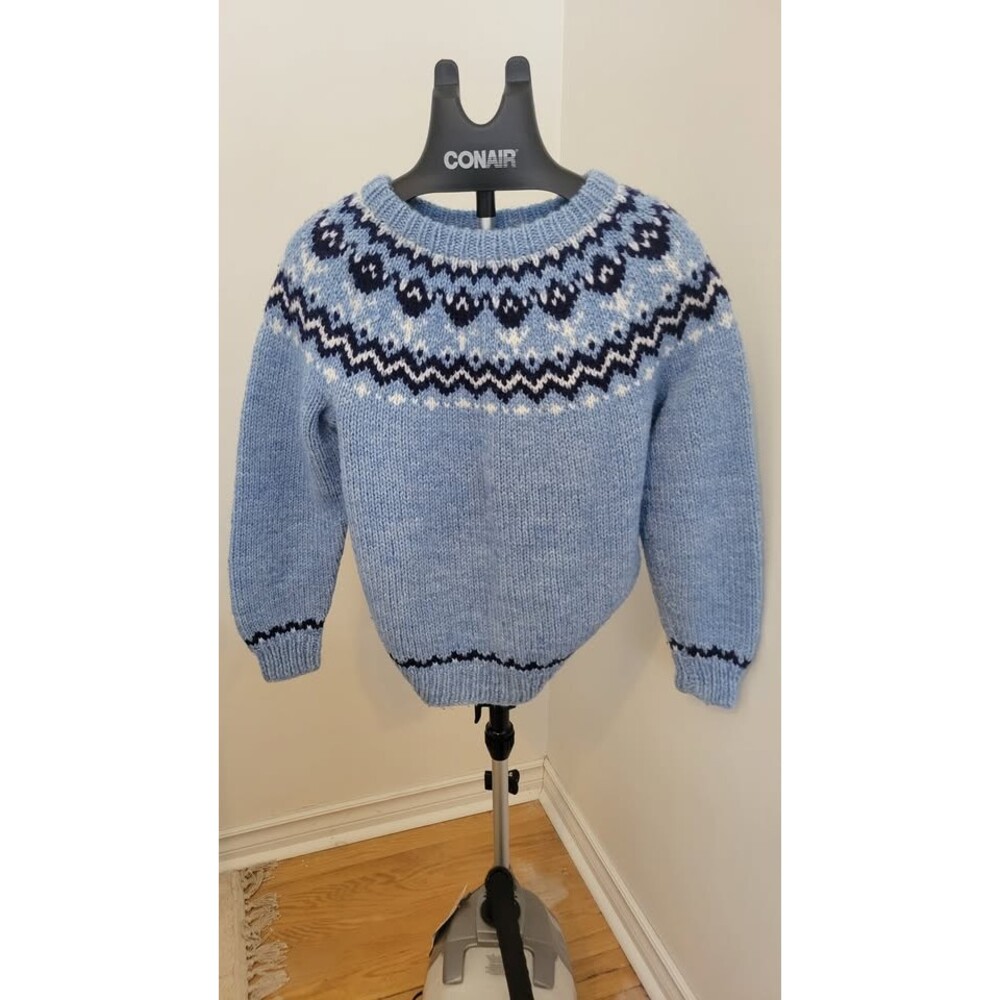 cozy light blue knit sweater. M